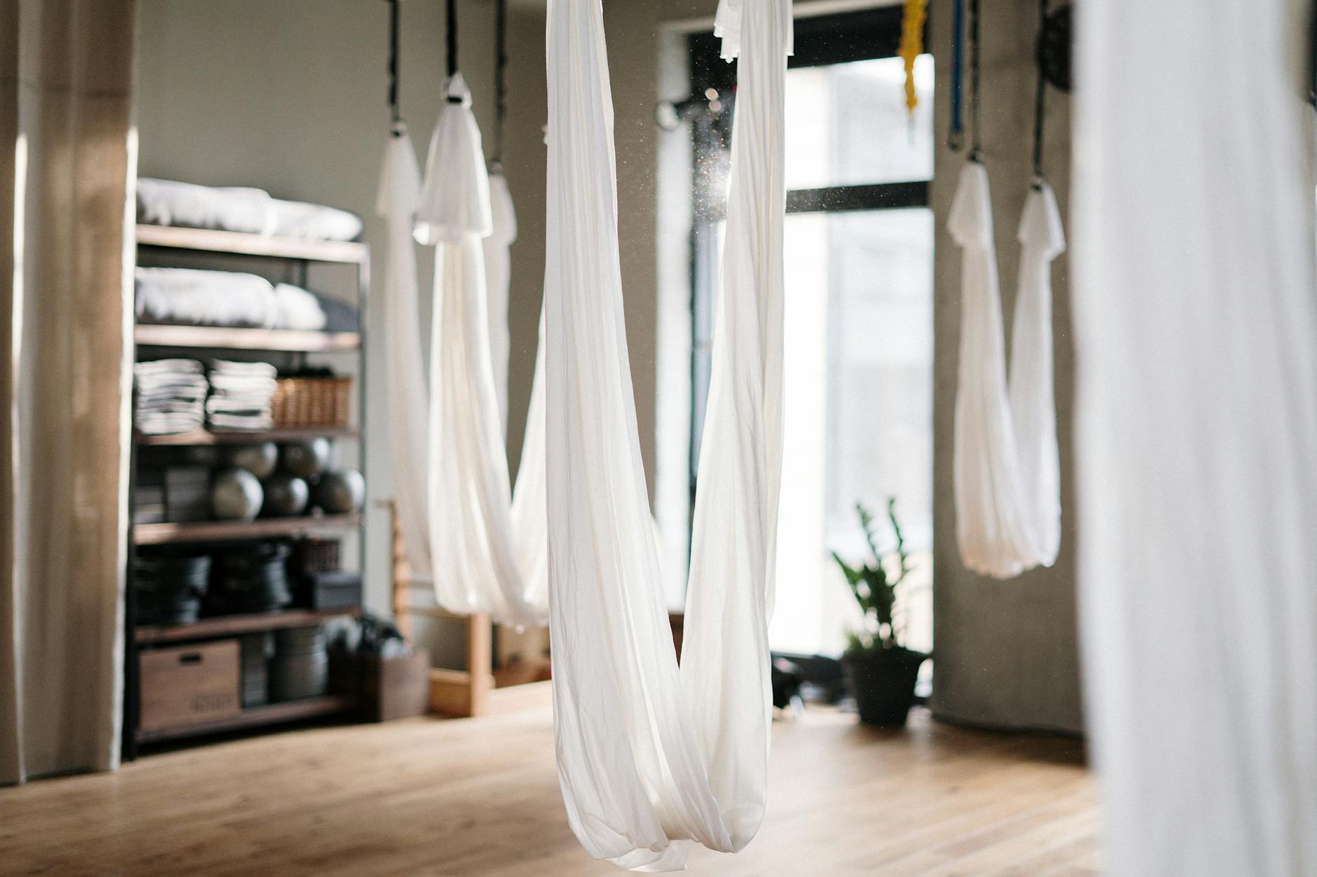 Drei ältere Damen meditieren im hellen, friedlichen Studio